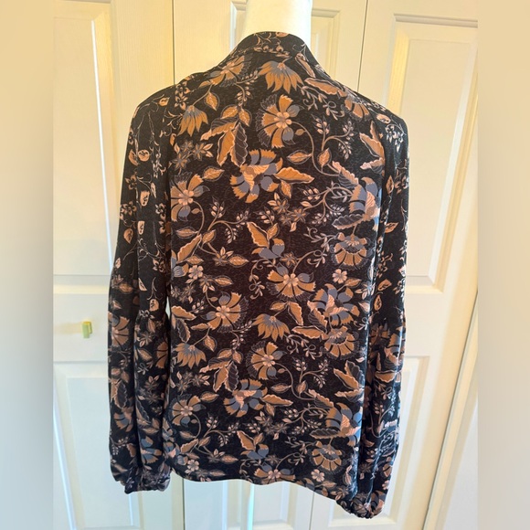 Evereve dark floral long sleeve blouse size small - Picture 5 of 5